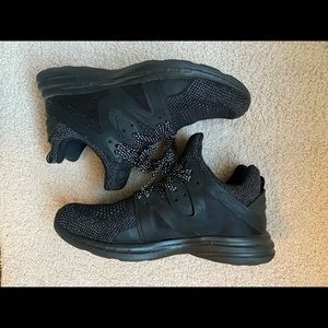 APL women’s ascend sneaker black